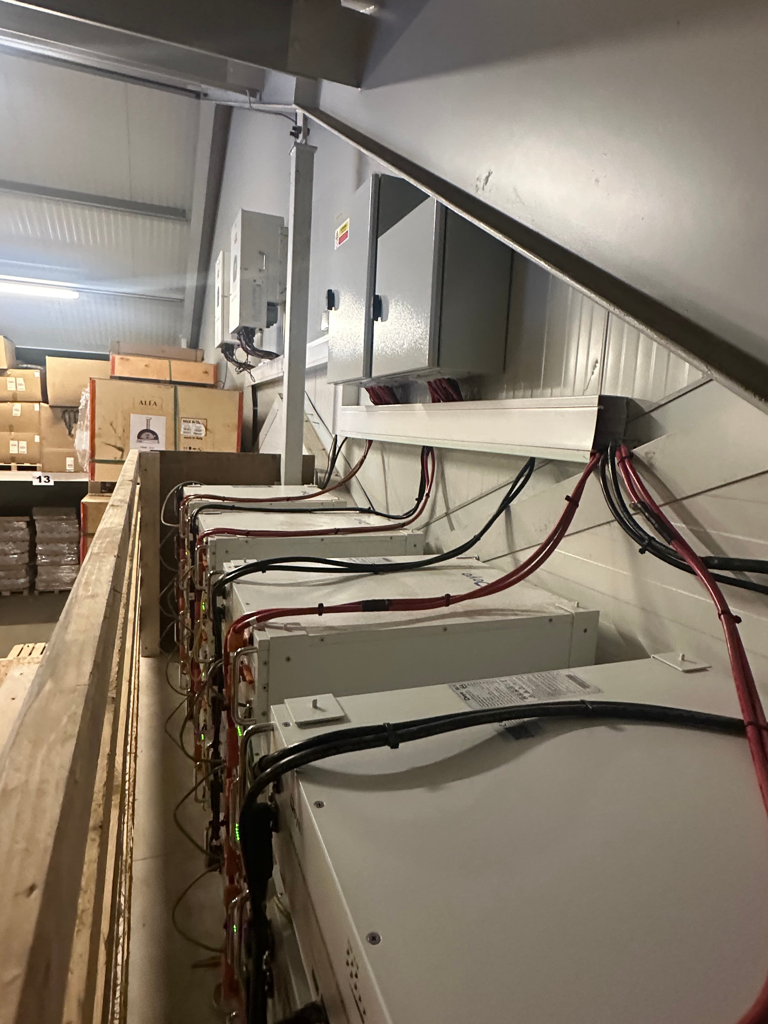 Hybridinvertere og batterier fra Deye hos Horpestad Plantesalg for smart energistyring og strømsparing.