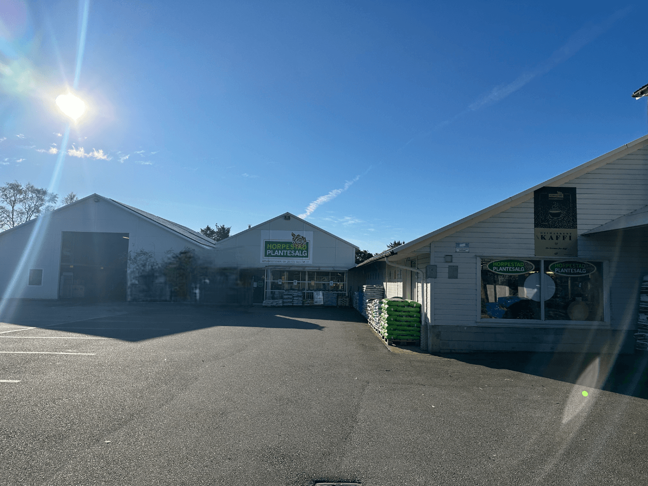 Utsiden av Horpestad Plantesalg på Bryne, eksempel på norsk landbruk med strømsparing og solceller.