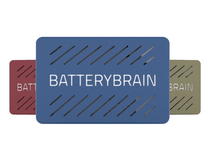 Tre BatteryBrain-enhter i ulike farger